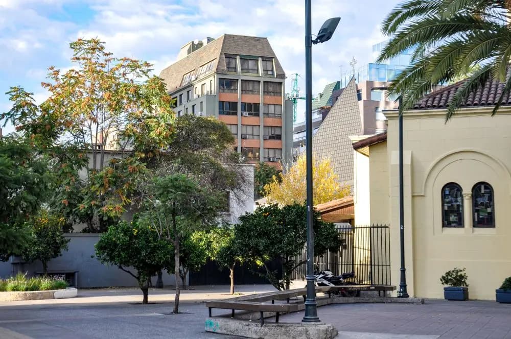Calle residencial con edificios de barrio en Santiago de Chile; fotografía de Nikolai Kolosov en Pexels.