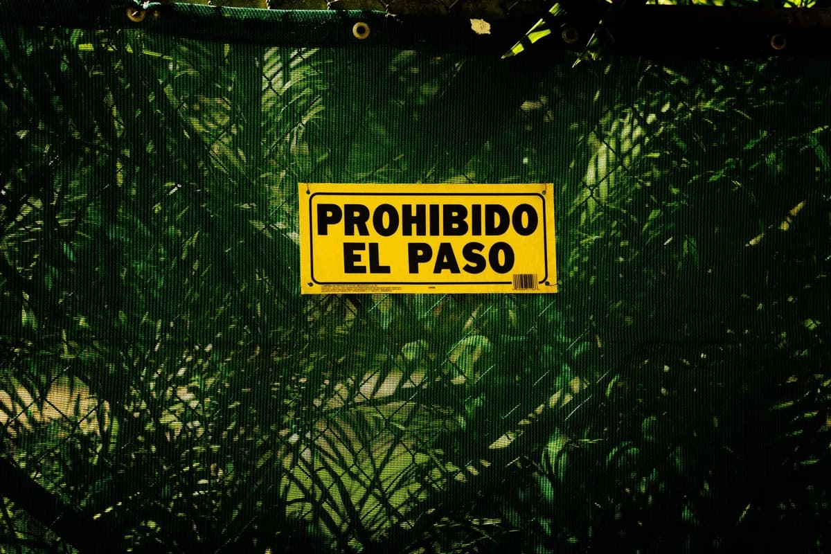 Señal de prohibición en el acceso a un espacio común de un edificio; fotografía de Janek Breithaupt en Pexels.