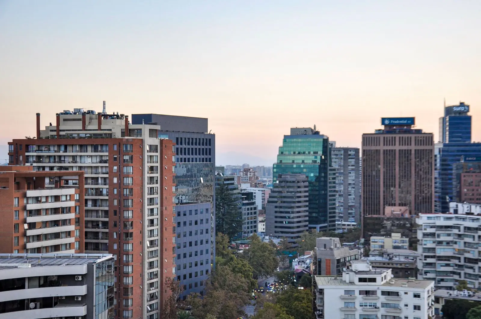 Vista urbana de Santiago de Chile con edificios residenciales; fotografía de Nikolai Kolosov en Pexels.