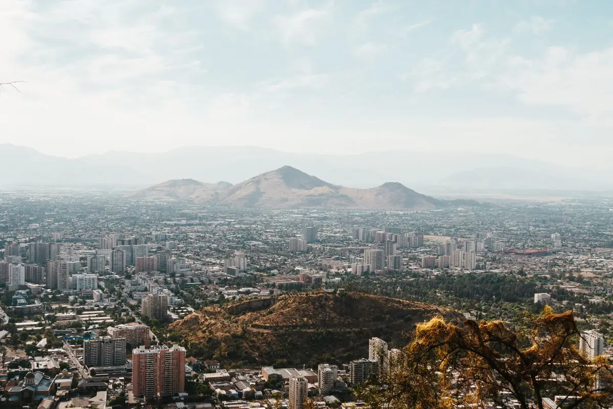 Vista urbana de Santiago de Chile con edificios y cordillera; fotografía de Csaba Marosi en Pexels.