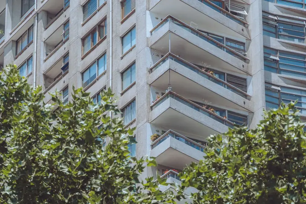 Fachada residencial con vegetación en Santiago de Chile; fotografía de Csaba Marosi en Pexels.